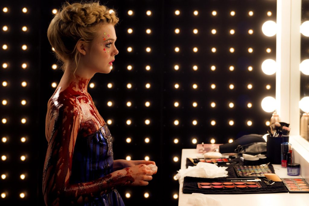 image-1024x683 Neon Demon Filmi Çözümlemesi: Estetik, Narsisizm ve Kanlı Bir Moda Dünyası