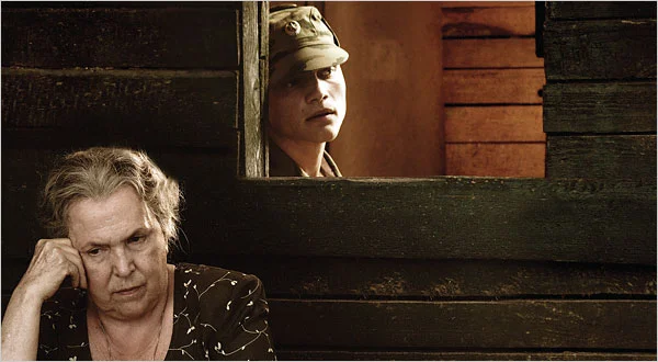 Alexandra-2007-Film-Analizi Alexandra (2007) Film Analizi: Savaşın Gölgesinde Hümanizm ve Kadın Bakışı