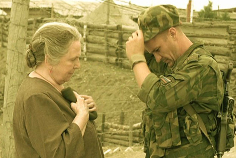 Alexandra-2009-Film-Analizi Alexandra (2007) Film Analizi: Savaşın Gölgesinde Hümanizm ve Kadın Bakışı